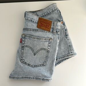 Levi’s women’s size 29 light wash jean shorts